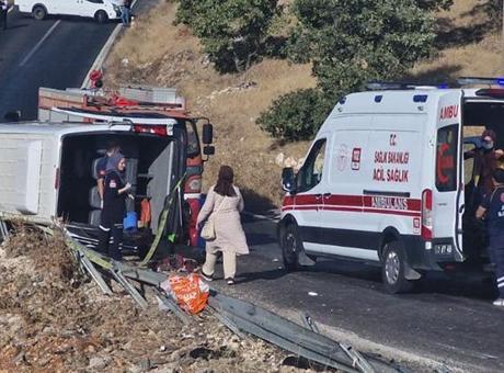 Diyarbakır'da minibüsün devrildiği kazada 1 kişi öldü, 3'ü ağır 16 yaralandı