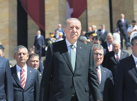 Cumhurbaşkanı Erdoğan başkanlığındaki devlet erkanı Ata’yı ziyaret etti: ‘Bir asır sonra da boş durmuyorlar’
