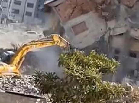 Yıktığı binanın altında kalmaktan saniyelerle kurtuldu! Korku dolu anlar kamerada
