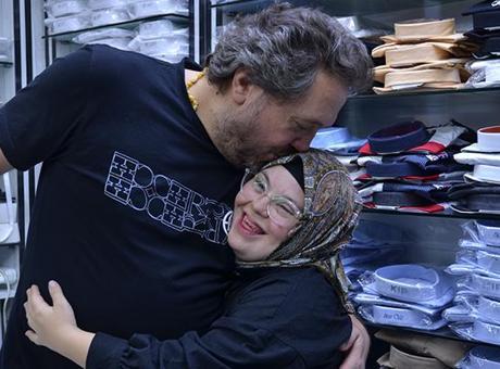 Down sendromlu Merve, tarihi çarşıda herkese neşe saçıyor