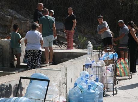 68b42c7ca53e2a0b1a97ee96 İzmir'de su kesintisi! Çiğli'de bazı vatandaşlar çeşmede kuyruk oluşturdu