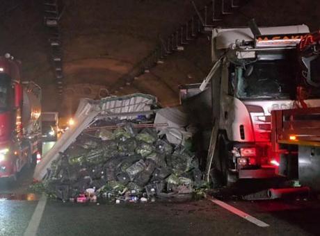 Kuzey Marmara Otoyolu'ndaki tünelde TIR devrildi, kilometrelerce kuyruk oluştu