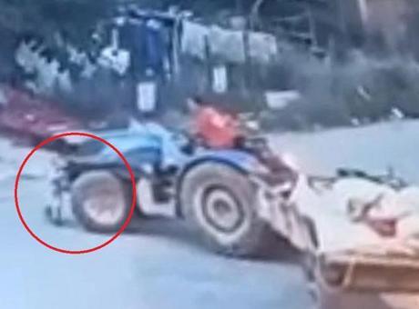 2 yaşındaki çocuğun babasının kullandığı traktörün altında kaldığı görüntüler kahretti
