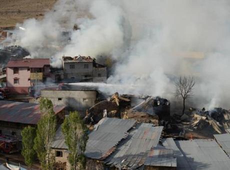 Erzurum Yakutiye'de köyde çıkan yangın tam 6 saat sonra söndürüldü