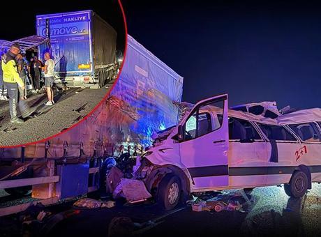 68d8768b2e00da8e9122e794 Mersin'de katliam gibi kaza! Minibüs TIR'a çarptı: 3 ölü, 16 yaralı