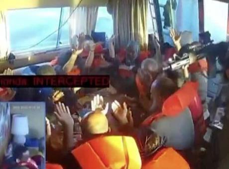 68de1f589e53be11e08672d4 Sumud Filosu'ndan alıkonulan bazı aktivistler İsrail'e götürülüyor