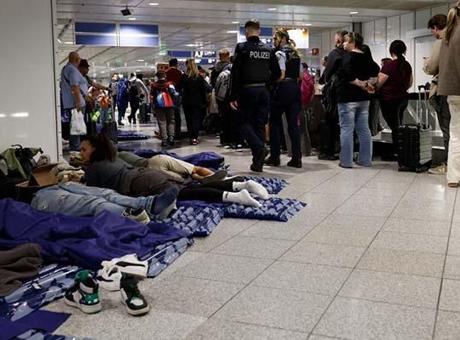 Münih Havalimanı’nda ikinci kez dron paniği! Uçuşlar iptal edildi, 6 bin 500 yolcu mahsur kaldı