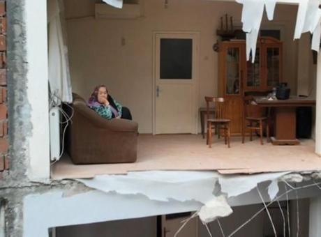 6905b65ff673ab5ac366e509 Zeytinburnu'nda şaşkına çeviren görüntü! Yandaki apartman yıkılınca evleri 'duvarsız' kaldı