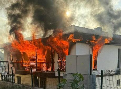 6909f498b825a93f9900ed00 Evi ateşe verdi! 2 jandarmayı bıçakladi, silahla ateş açtı! Vurularak durduruldu