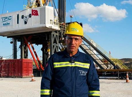 690a4bdeb825a93f9900eee0 Köyünü terk etmek zorunda kaldı! 35 yıl sonra aynı topraklarda petrol üretimine katıldı