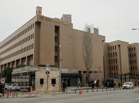 690b32dff673ab5ac366fcfd İzmir'de ihale usulsüzlüğü operasyonu! 3'ü belediye çalışanı 4 şüpheli yakalandı