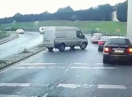 690b52def673ab5ac366fdde Sultangazi'deki minibüs kazası kameralara yansıdı