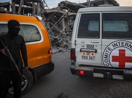 690b7fe636206bb89d508d98 Kassam Tugayları, Sarı Hat'ta bulunan esir cesedini teslim ediyor