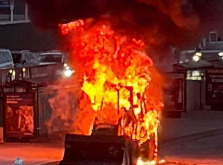 690c4461b825a93f9900f61c Cevizlibağ’da D-100’de hareket halindeki iş makinesi bir anda alev aldı