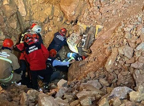 690c4869b825a93f9900f641 Ordu'da göçük altındaki şoföre ulaşılmaya çalışılıyor