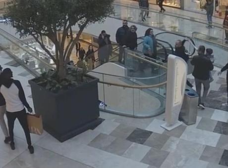 690c55bcf673ab5ac367007b Ünlü futbolcu Papy Djilobodji'nin Sarıyer'de korku dolu anları! AVM'de silah çekildi