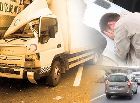 690c714236206bb89d5092c2 Arnavutköy'de kamyon TIR'a çarptı! Yan koltuktaki yolcu şekilde can verdi