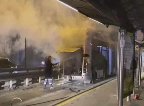 690cf895b825a93f9900fc35 İstanbul Edirnekapı'da metrobüsün motor kısmında yangın çıktı