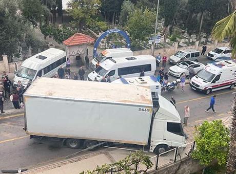 690db0a1f673ab5ac3670442 Fethiye'de midibüs ile kamyon çarpıştı! 22'si öğrenci, 23 kişi yaralandı