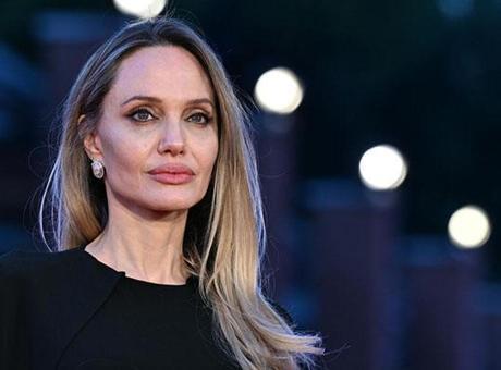 690dd7f2b825a93f9900ffd8 Angelina Jolie'ye Ukrayna'da büyük şok! Şoförü zorla askere götürüldü