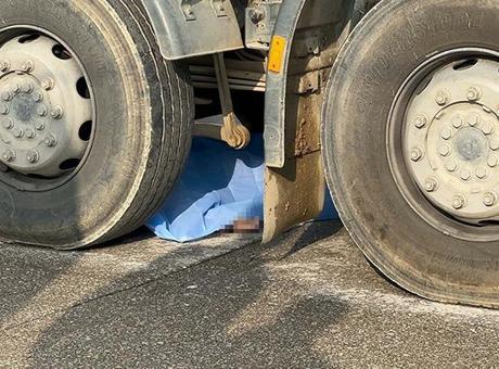 690ddaabf673ab5ac3670515 Beton mikseri çarpan kadın öldü! Torununu kenara çekerek kurtardı