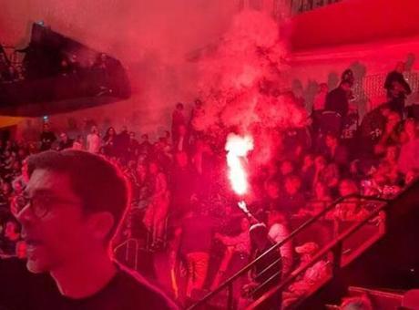 690dee9bb825a93f990100bb İsrail Filarmoni Orkestrası'na Paris'te meşaleli protesto! Gözaltılar var