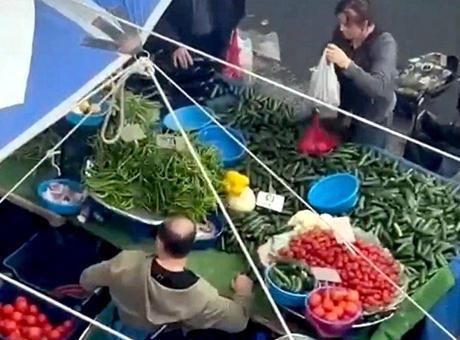 690df32caf6c89f5a1fb4775 Görüntüler sosyal medyayı sallamıştı! Pazarcının ‘salatalık’ hilesine savcılık soruşturması