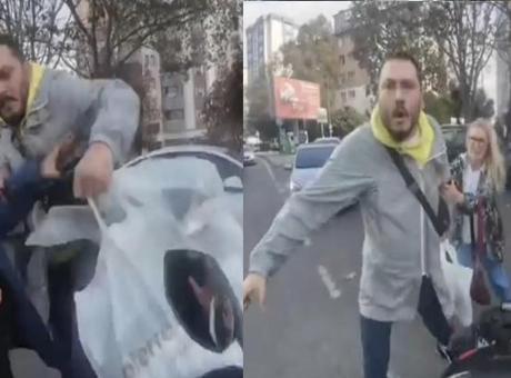 690e0354f673ab5ac3670619 Motosikletliye 'Nasıl küfür edersin' dayağı! Tekme tokat saldırı anları kamerada