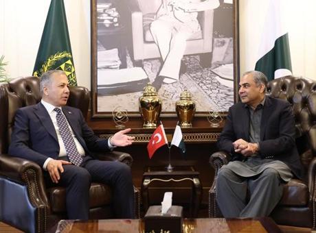 690e242ab825a93f99010178 İçişleri Bakanı Yerlikaya, Pakistanlı mevkidaşı Nakvi ile görüştü