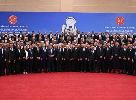 690e46d1b825a93f99010287 Bahçeli, MHP’li belediye başkanlarıyla akşam yemeğinde buluştu