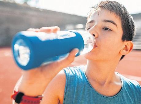 Bir kutuda ölüm riski! Enerji içeceklerin çocukların kalbini durdurabiliyor
