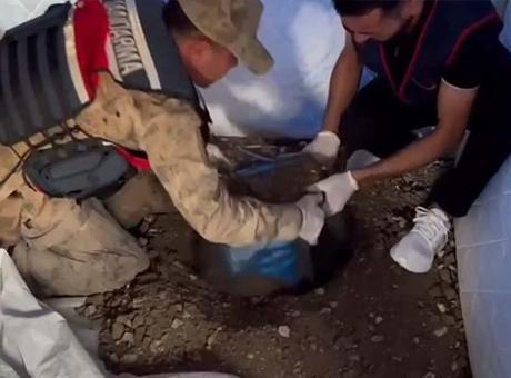 Deprem çadırında akılalmaz olay! 12 kilo uyuşturucuyu toprağa gömmüş