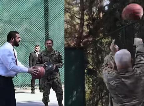 691074a436206bb89d50aae0 Suriye Cumhurbaşkanı Şara, ABD'li komutanlarla basketbol oynadı: 'Sıkı çalış, daha sıkı oyna'