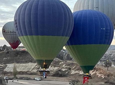 691187adf673ab5ac36717e8 Kapadokya’da 10 Kasım: Balonlar Atatürk posterleriyle gökyüzüne yükseldi