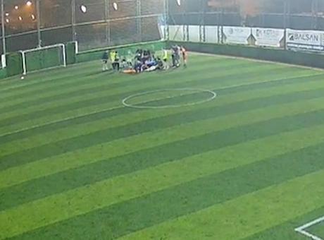 6911c5533b681ccda5138c00 Halı sahada dili boğazına kaçan genç arkadaşlarının müdahalesiyle hayatta kaldı