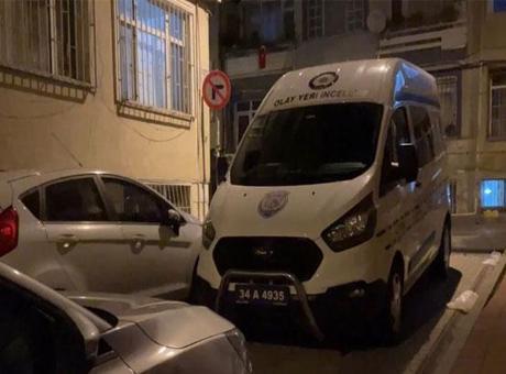 69120326f673ab5ac3671c8e Fatih'te evinin önünde silahlı saldırıya uğrayan kişi hayatını kaybetti