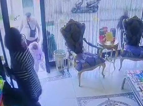 691b1a47610533a05f3a1432 Kan kusarak taksiye sığındılar! Fatih'te zehirlenen Böcek ailesinin otele giriş görüntüleri ortaya çıktı