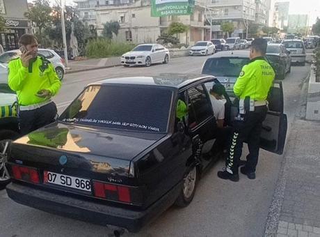 691ebd337417390292e2e003 Yüksek sesli müzik zevki pahalıya patladı! Hem araç gitti hem ehliyet