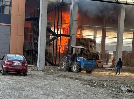 691efcf0610533a05f3a21f2 Bursa'da palet fabrikasında yangın! 1 kişi yaralandı