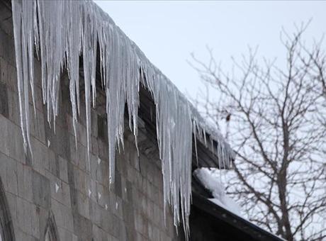 691f5e090a360c93d58fae8a Üniversite öğrencisi çatıdan düşen kar ve buz nedeniyle sakat kaldı! 20 milyon lira tazminat kararı