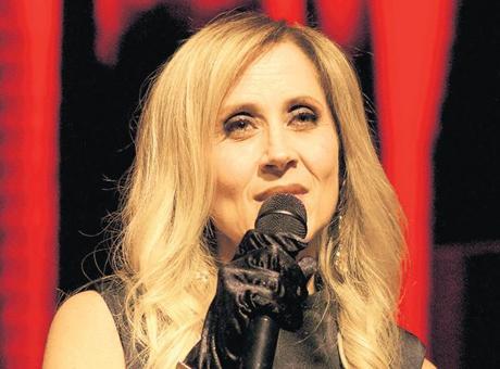 Kadife sesiyle Haliç’i inletti