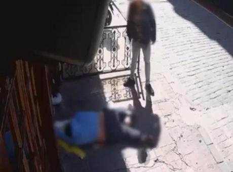 692c8d167417390292e3209e İnsanlık dışı görüntüler! Beyoğlu'nda nöbet geçiren epilepsi hastasını soydular