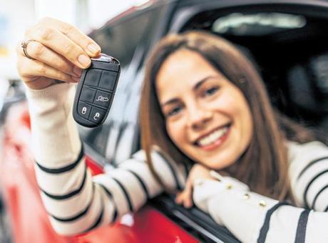 Altınını bozan otomobile koştu