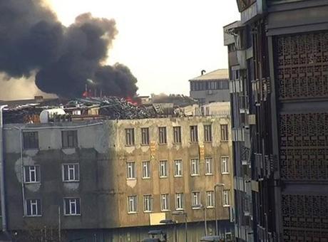 Sultangazi'de can pazarı: Alevler binayı sardı, 1 kişi camdan atlayıp yaralandı