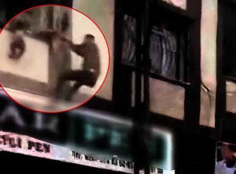 Balkon demirlerinde asılı kalan çocuğu vatandaş böyle kurtardı! İşte yüreklerin ağıza geldiği anlar