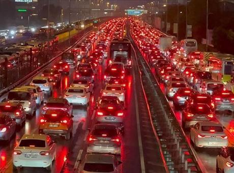 İstanbul'da cuma trafiği! İş çıkışı yoğunluk iyice arttı