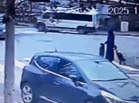 Minibüsün çarptığı küçük Miraç kurtarılamamıştı! Yürek yakan kazanın görüntüsü ortaya çıktı