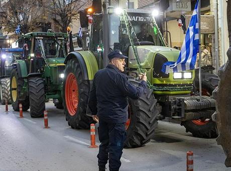 Yunan çiftçiler Larisa'da milletvekili bürolarının önünde protesto düzenledi