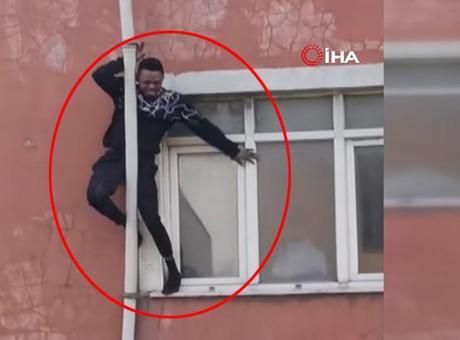 Sultangazi'de yangında can pazarı! Su borusuna tutunarak kaçmak istedi, başaramadı