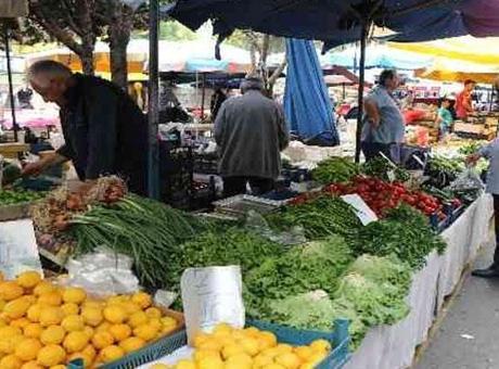 Pazar alışverişi için evden çıktı, kamyonun altında can verdi